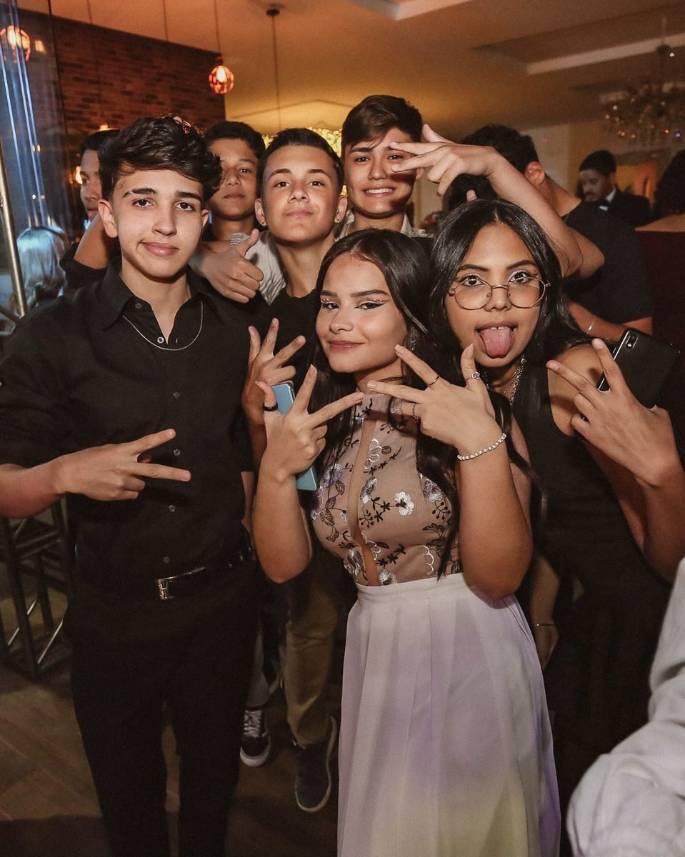 Amigos na pista de dança