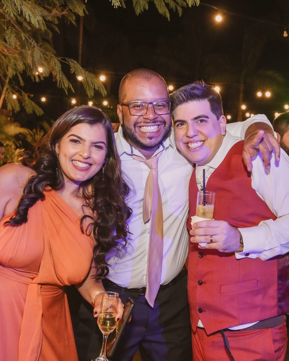 Convidados se divertindo na recepção