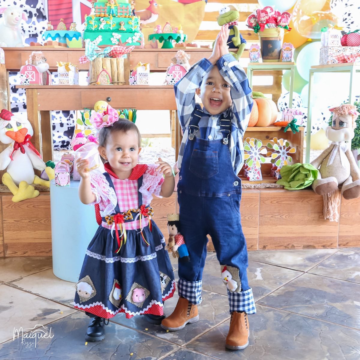 Crianças fantasiadas na festa fazendinha
