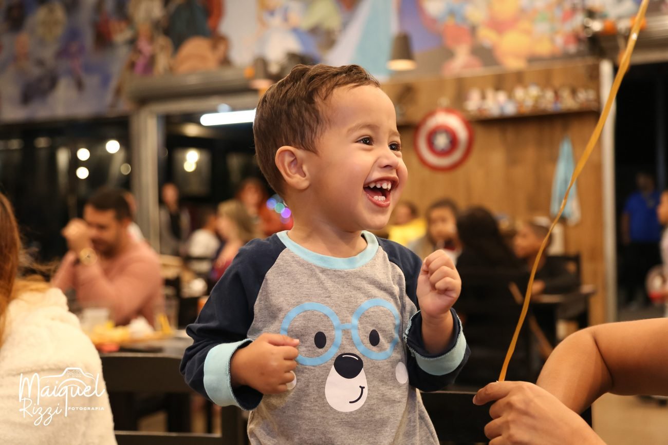 Criança sorrindo na festa