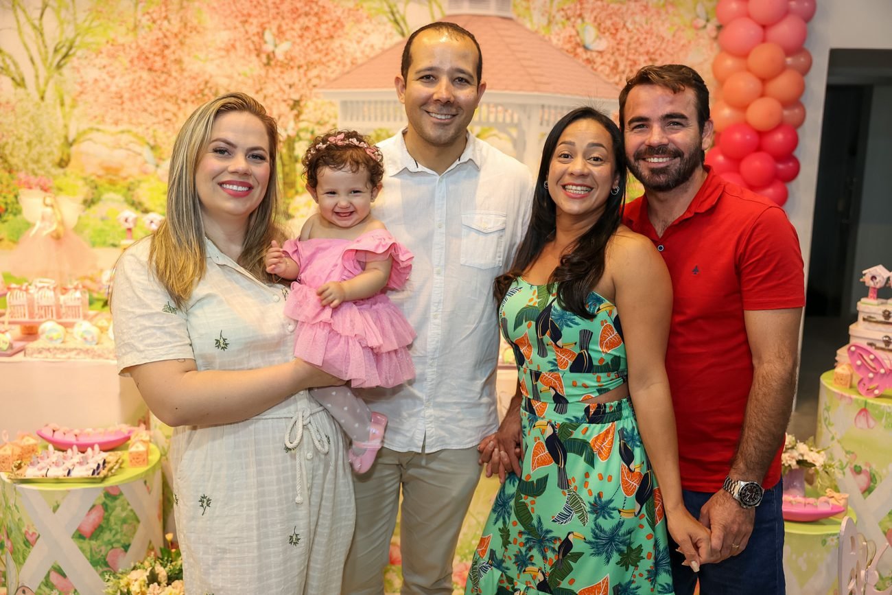 Família reunida na festa infantil