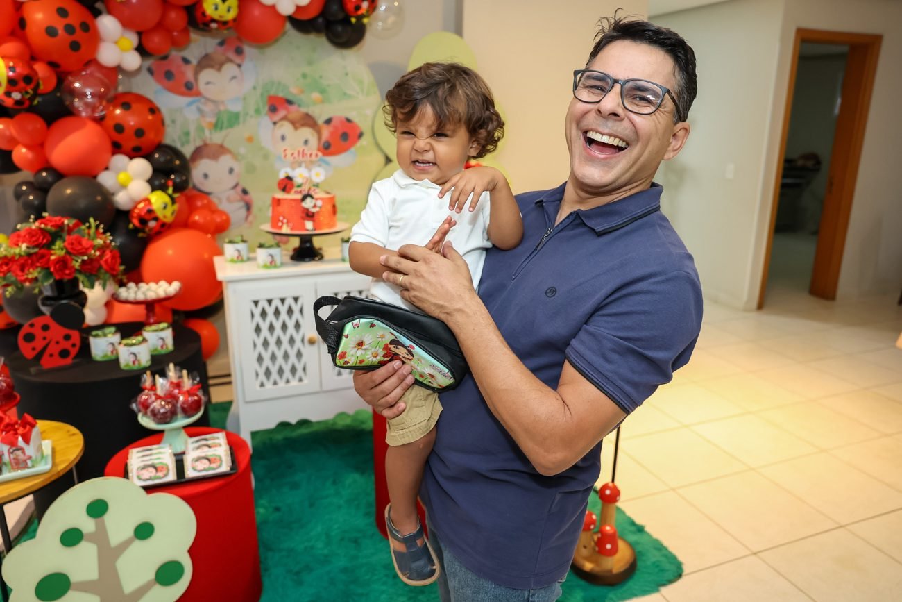 Pai e bebê rindo juntos