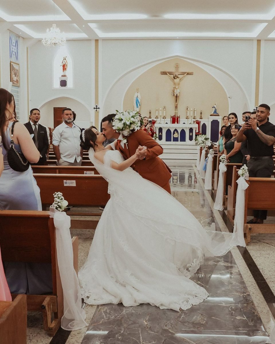 Beijo dos noivos na igreja